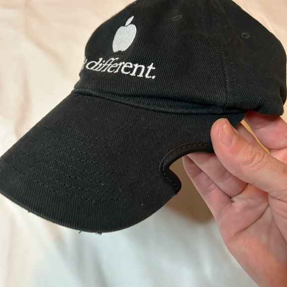 BALENCIAGA “BE DIFFERENT” APPLE LOGO HAT - Picture 6 of 6